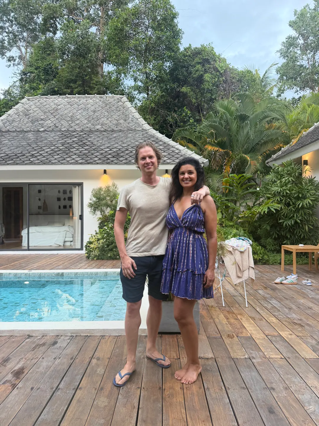 Wouter en Chèr bij de houten villa op Koh Phangan